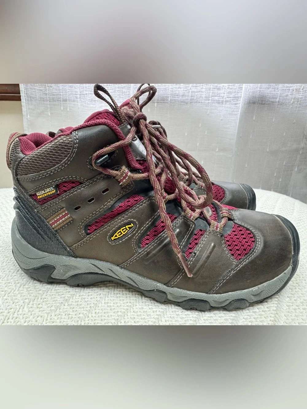 KEEN Women's Sz 7 Burgundy and Brown Hiking Shoes